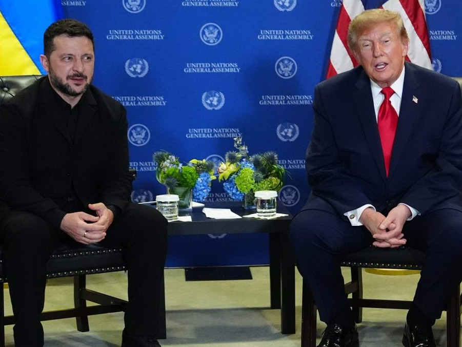 Na archívnej snímke (september 2026) Volodymyr Zelenskyj sedí vedľa Donalda Trumpa počas spoločného stretnutia.