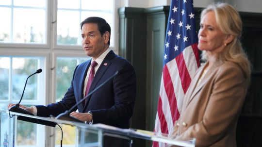 Islandská ministerka zahraničných vecí Thorgerdur Katrín Gunnarsdóttirová a americký šéf diplomacie Marco Rubio.