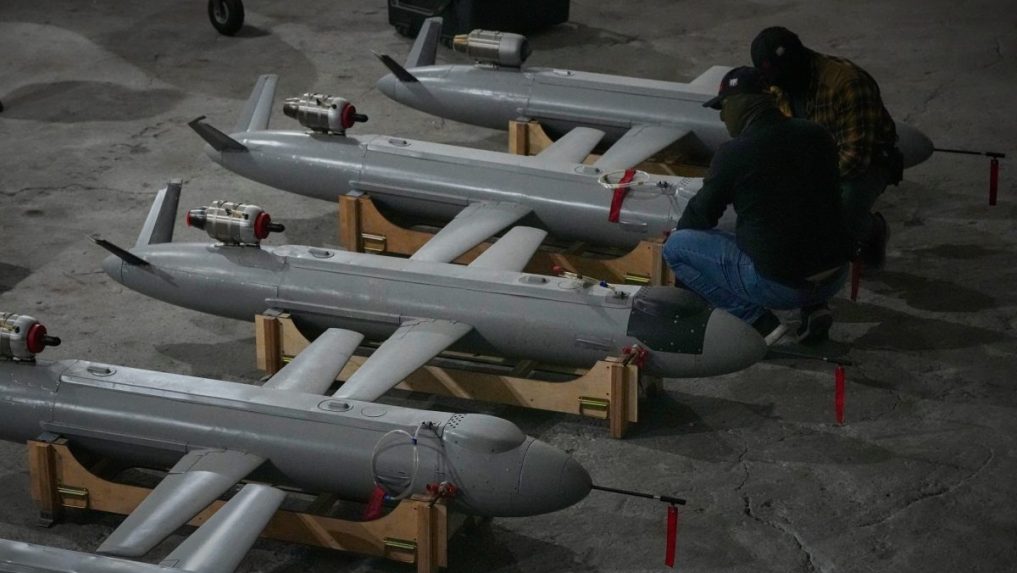 Príslušníci ukrajinskej vojenskej rozviedky pri inštalácii dronov.