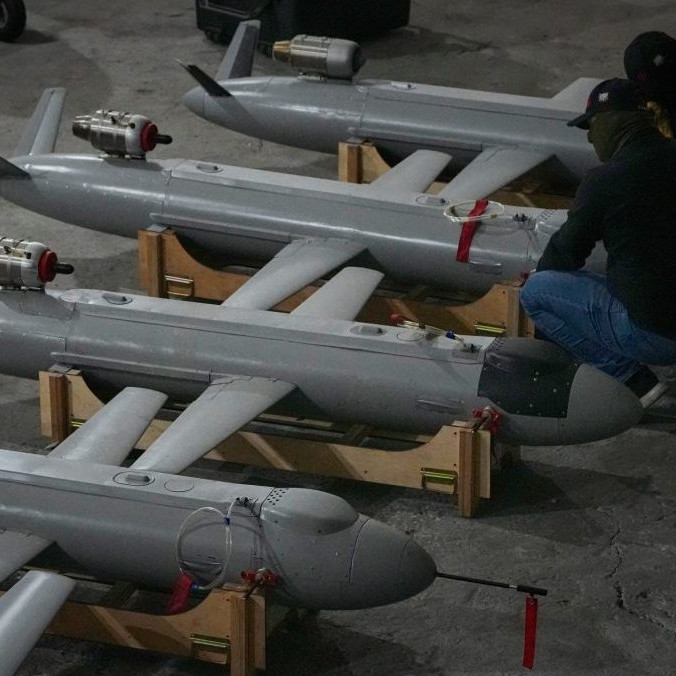 Príslušníci ukrajinskej vojenskej rozviedky pri inštalácii dronov.