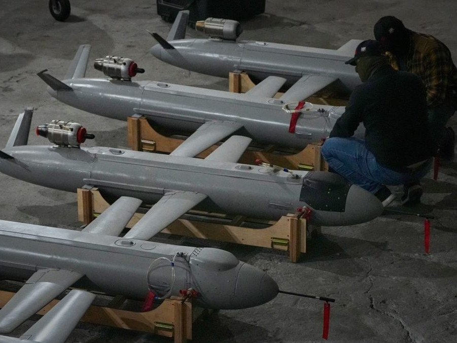 Príslušníci ukrajinskej vojenskej rozviedky pri inštalácii dronov.