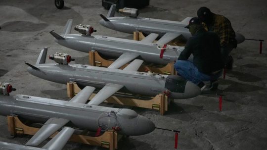 Príslušníci ukrajinskej vojenskej rozviedky pri inštalácii dronov.