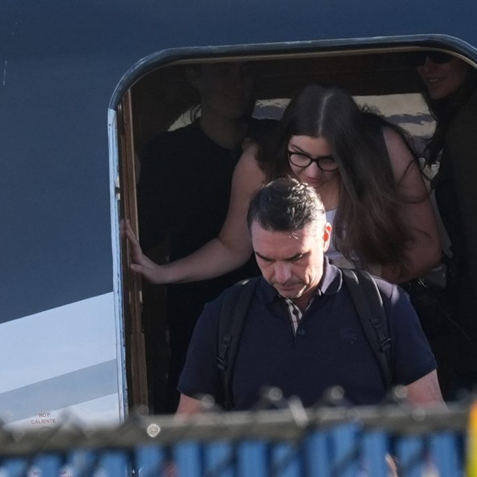 Na snímke Flávio Bolsonaro vystupuje z lietadla v americkom Miami.