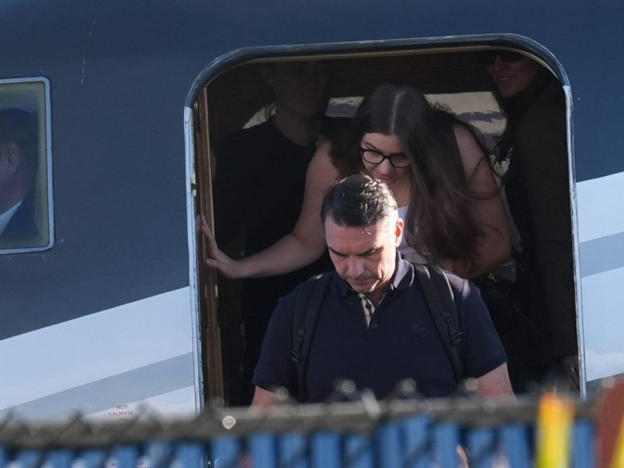 Na snímke Flávio Bolsonaro vystupuje z lietadla v americkom Miami.
