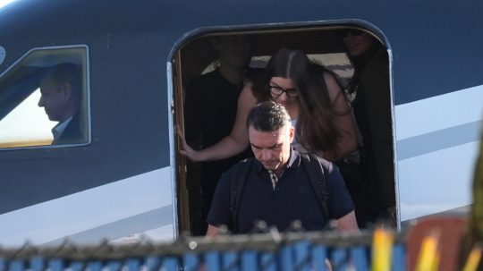 Na snímke Flávio Bolsonaro vystupuje z lietadla v americkom Miami.