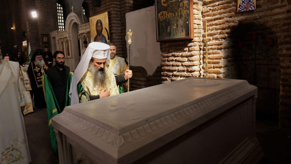 Bulharsk&yacute; patriarcha Daniel pri sarkof&aacute;gu s pozostatkami c&aacute;ra Samuela.