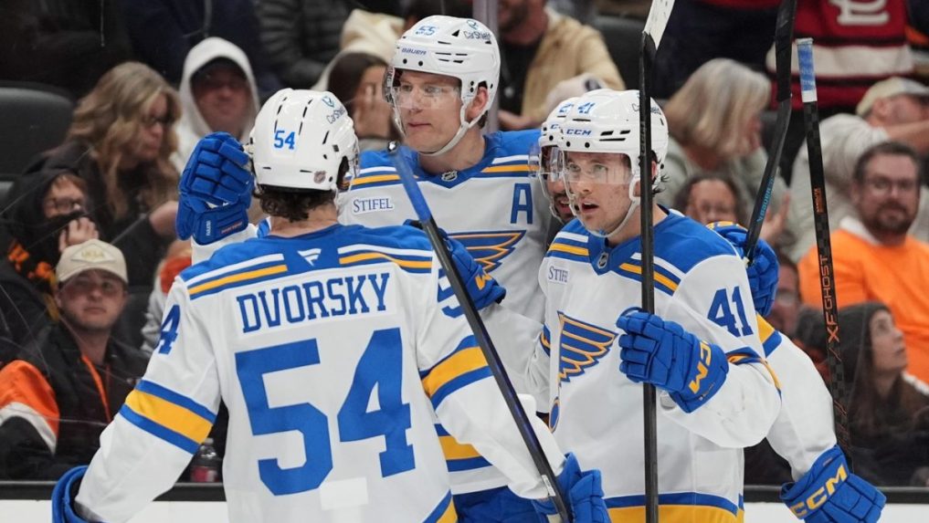 
 Na snímke Dalibor Dvorský so spoluhráčmi počas zápasu v Lige NHL.		