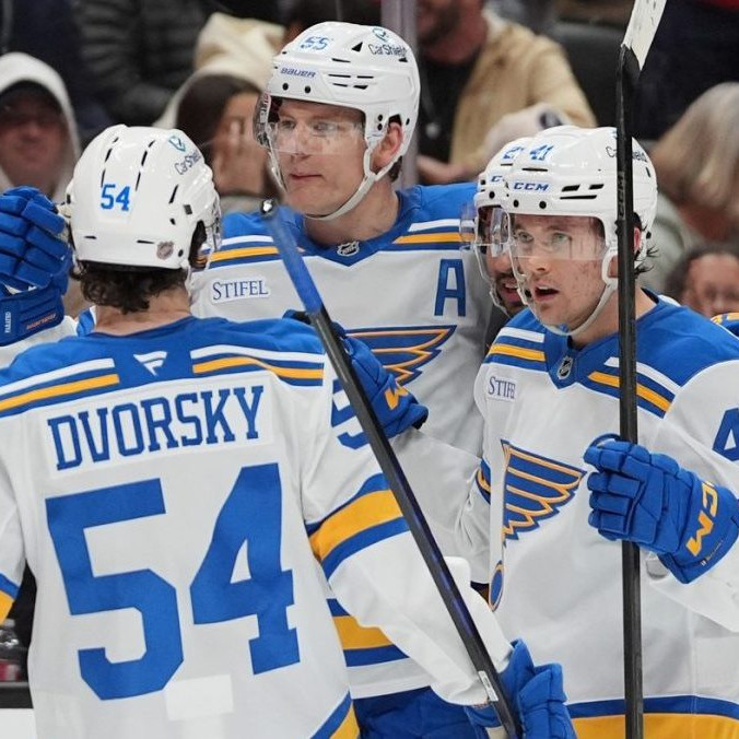 Na snímke Dalibor Dvorský so spoluhráčmi počas zápasu v Lige NHL.