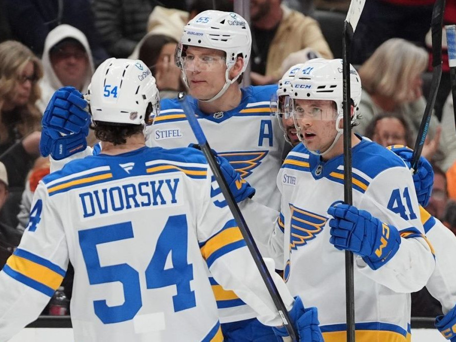 Na snímke Dalibor Dvorský so spoluhráčmi počas zápasu v Lige NHL.