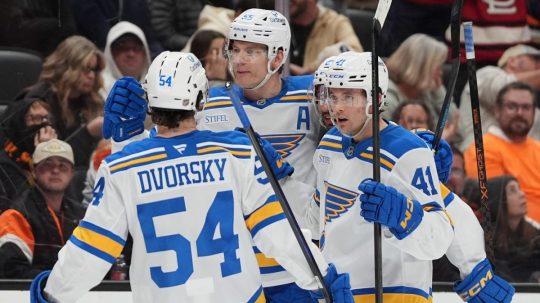 Na snímke Dalibor Dvorský so spoluhráčmi počas zápasu v Lige NHL.