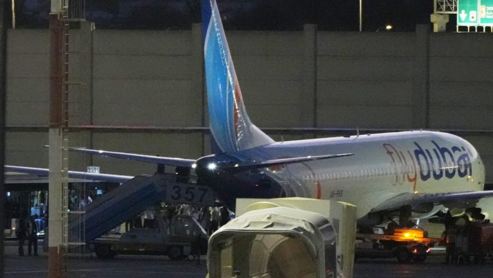 Ľudia vystupujú z lietadla spoločnosti FlyDubai.