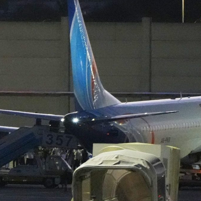 Ľudia vystupujú z lietadla spoločnosti FlyDubai.