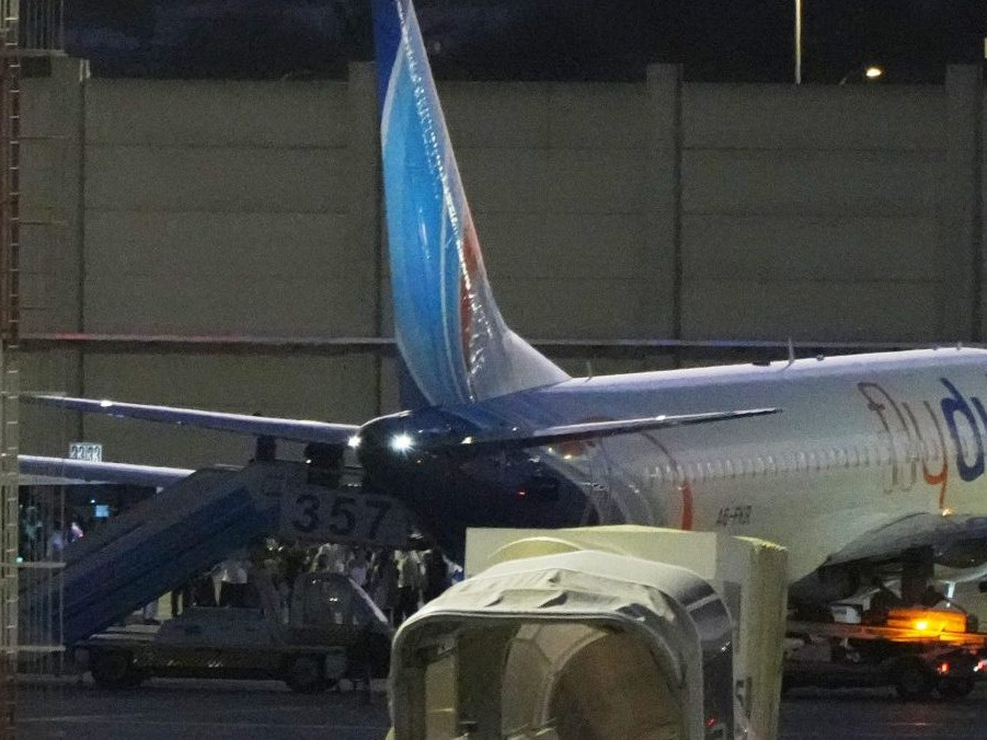 Ľudia vystupujú z lietadla spoločnosti FlyDubai.