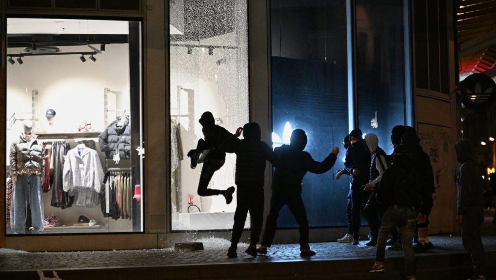 Na snímke vandali vnikajú do jedného z obchodov počas demonštrácií vo Francúzsku.