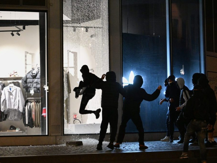 Na snímke vandali vnikajú do jedného z obchodov počas demonštrácií vo Francúzsku.