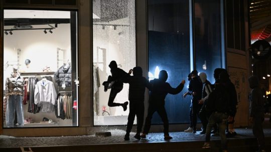 Na snímke vandali vnikajú do jedného z obchodov počas demonštrácií vo Francúzsku.