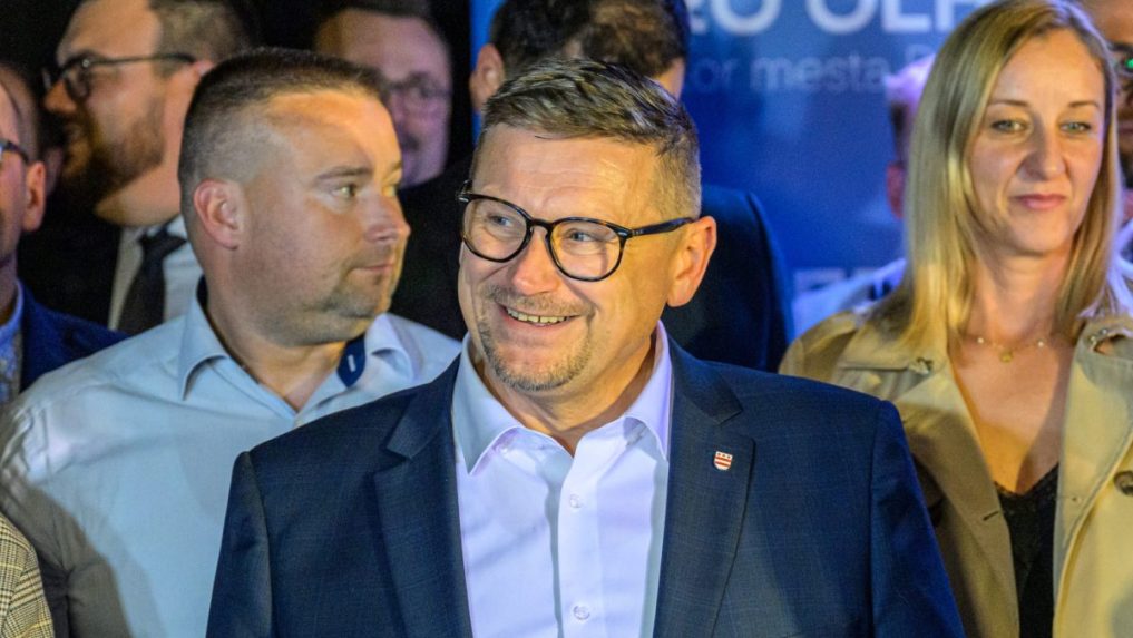 Na snímke staronový primátor Prešova František Oľha vo volebnej centrále.