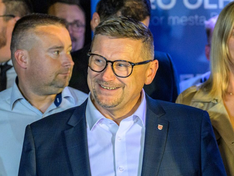 Na snímke staronový primátor Prešova František Oľha vo volebnej centrále.