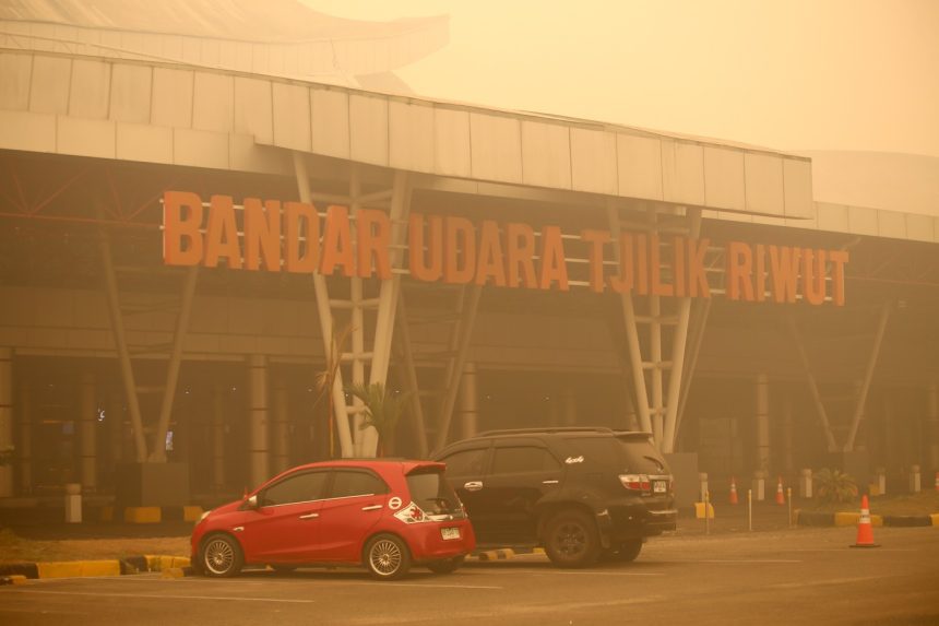 Na sn&iacute;mke obchodn&yacute; dom na ostrove Borneo zahalen&yacute; v smogu.