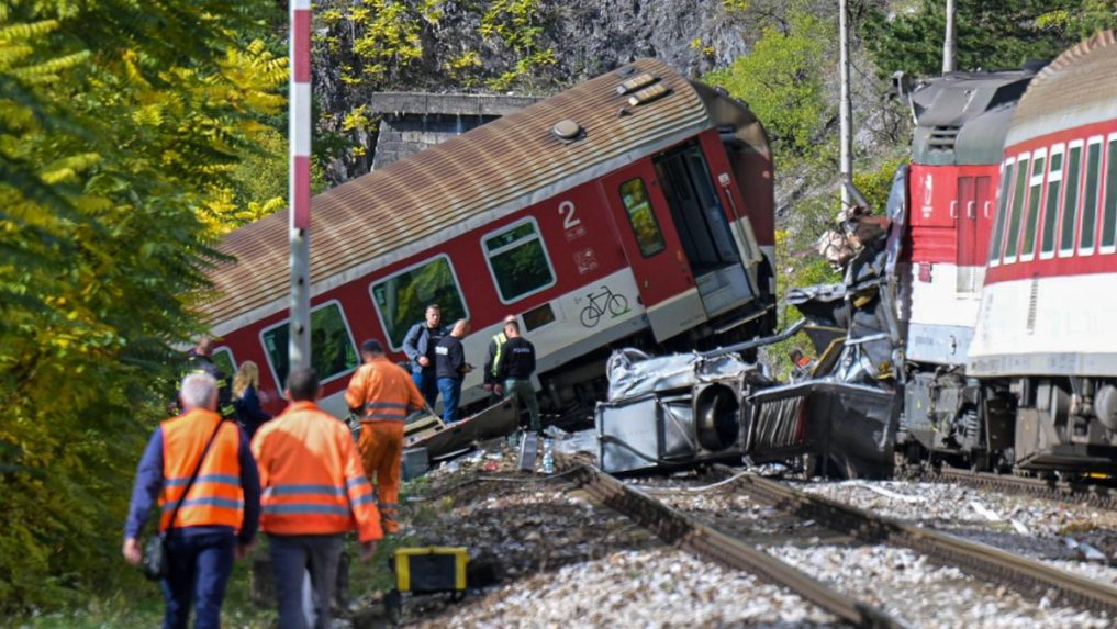 Na snímke zrážka vlakov pri Jablonove nad Truňou.