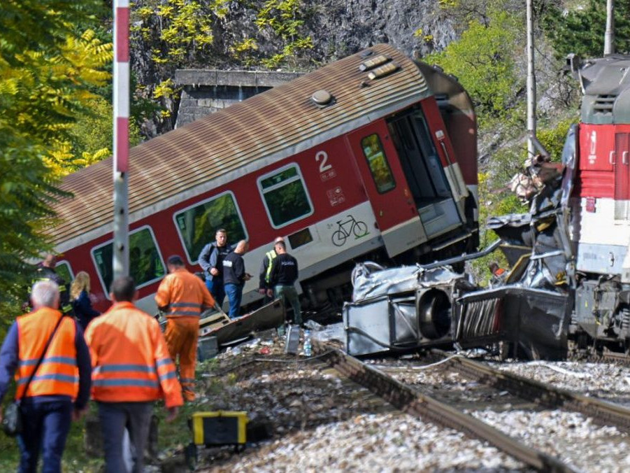 Na snímke zrážka vlakov pri Jablonove nad Truňou.