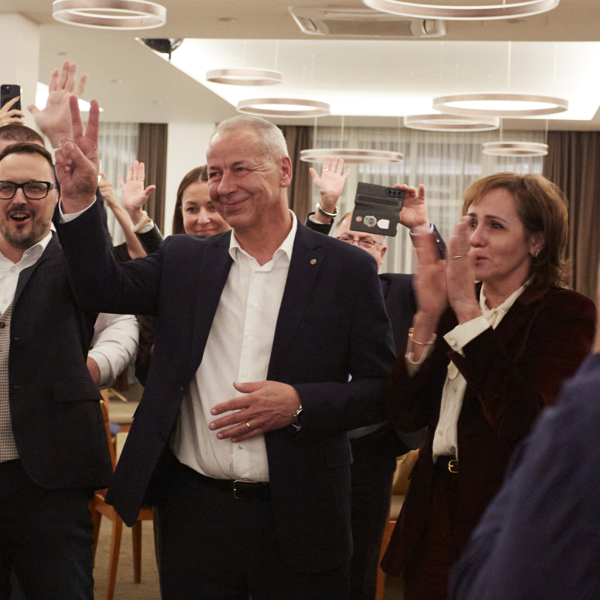 Na snímke znovuzvolený primátor Banskej Bystrice Ján Nosko počas osláv víťazstva v komunálnych voľbách.