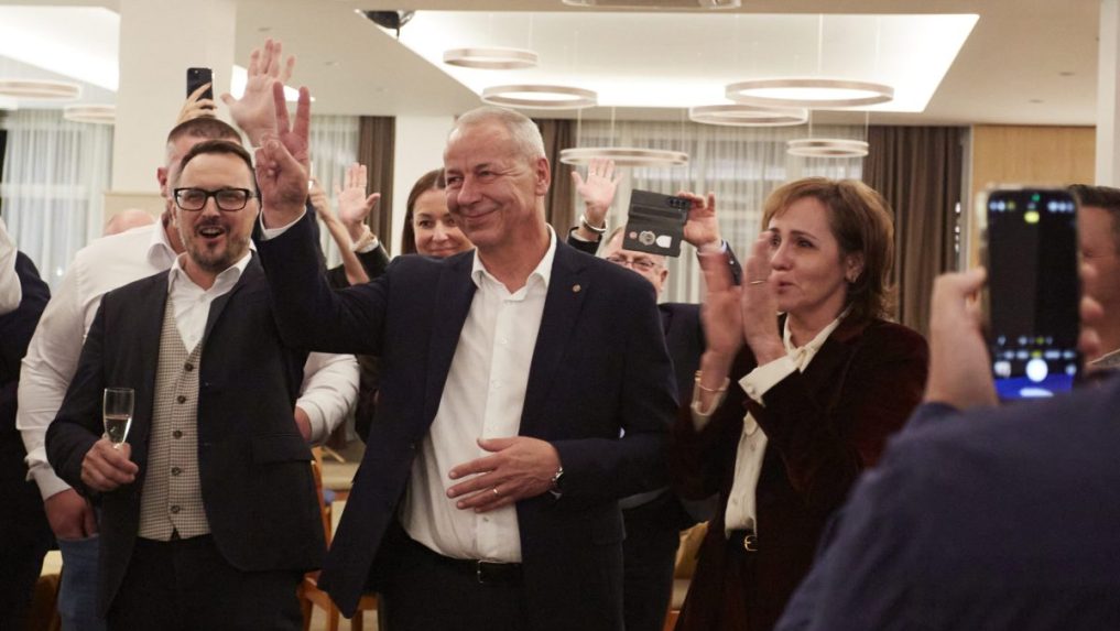 Na snímke znovuzvolený primátor Banskej Bystrice Ján Nosko počas osláv víťazstva v komunálnych voľbách.
