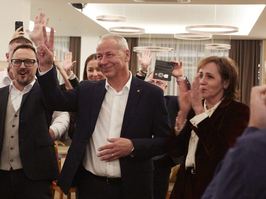 Na snímke znovuzvolený primátor Banskej Bystrice Ján Nosko počas osláv víťazstva v komunálnych voľbách.