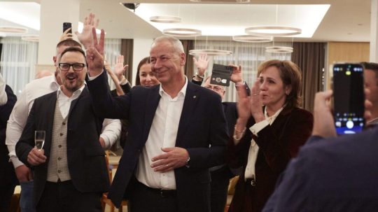 Na snímke znovuzvolený primátor Banskej Bystrice Ján Nosko počas osláv víťazstva v komunálnych voľbách.