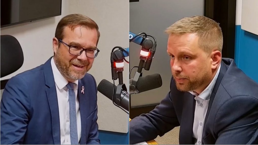 Na snímke Marek Krajčí a Kamil Šaško v štúdiu počas diskusnej relácie Sobotné dialógy.