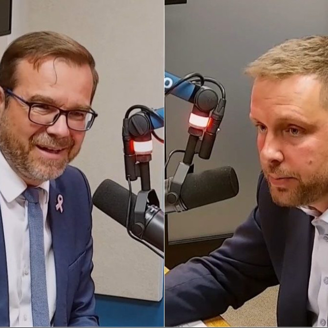 Na snímke Marek Krajčí a Kamil Šaško v štúdiu počas diskusnej relácie Sobotné dialógy.