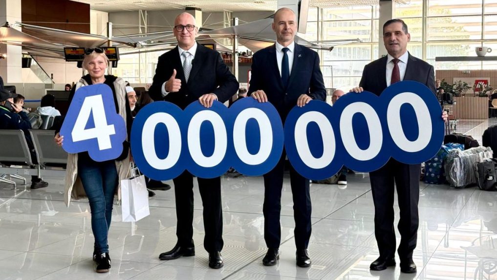 Na snímke cestujúca Petra drží spolu s ministrom dopravy, riaditeľom letiska a tureckým veľvyslancom číslo 4 000 000.