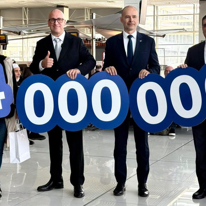 Na snímke cestujúca Petra drží spolu s ministrom dopravy, riaditeľom letiska a tureckým veľvyslancom číslo 4 000 000.