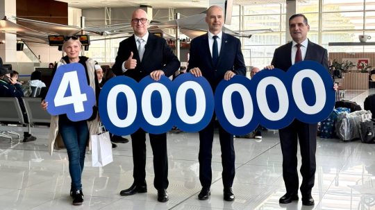 Na snímke cestujúca Petra drží spolu s ministrom dopravy, riaditeľom letiska a tureckým veľvyslancom číslo 4 000 000.