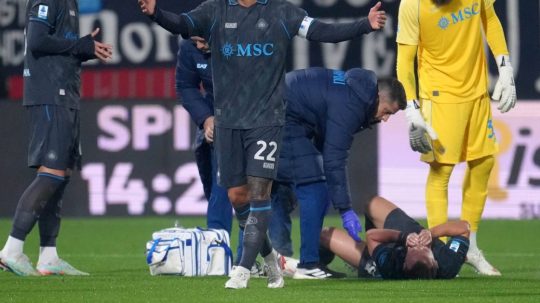 Stanislav Lobotka sa zvíja v bolestiach na ihrisku.