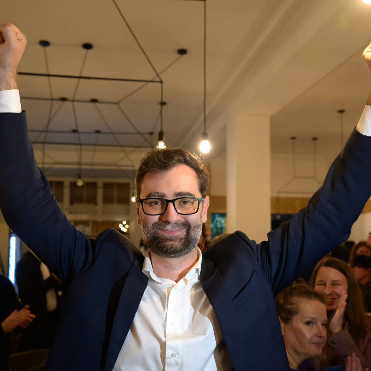 Na snímke znovuzvolený primátor Nitry Marek Hattas sa teší z víťazstva vo volebnej centrále.