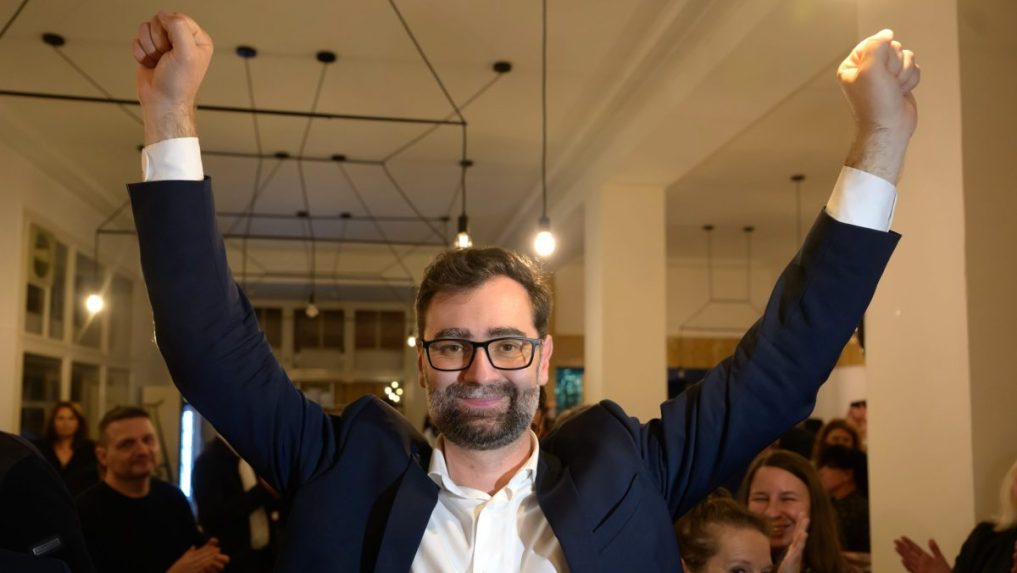 Na snímke znovuzvolený primátor Nitry Marek Hattas sa teší z víťazstva vo volebnej centrále.