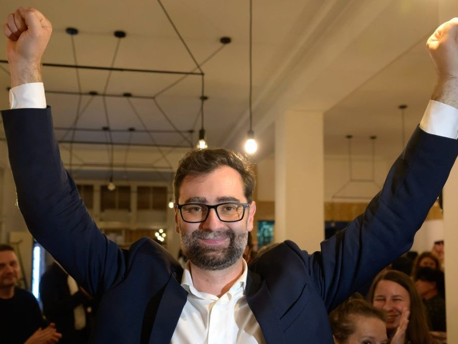 Na snímke znovuzvolený primátor Nitry Marek Hattas sa teší z víťazstva vo volebnej centrále.