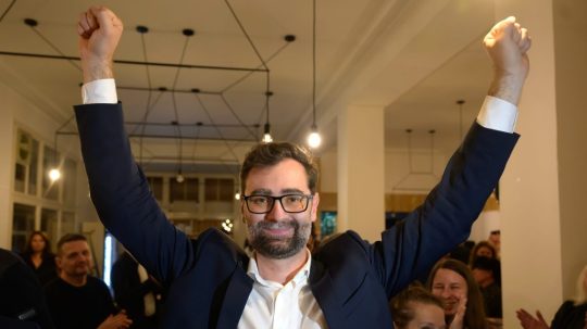 Na snímke znovuzvolený primátor Nitry Marek Hattas sa teší z víťazstva vo volebnej centrále.