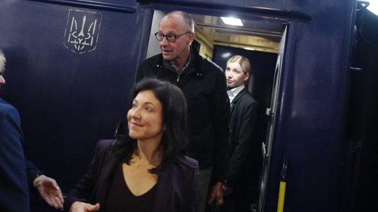 Na snímke Friedrich Merz vychádza z vlaku na železničnej stanici na Ukrajine.