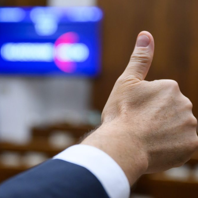 Na snímke zdvihnutý palec poslanca počas hlasovania v pléne Národnej rady SR.