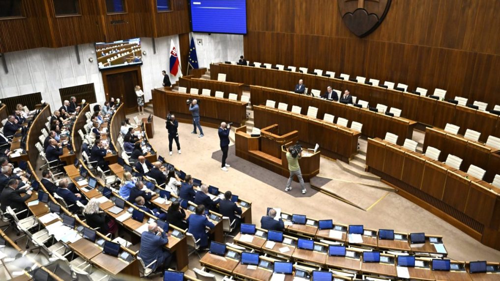 Na ilustračnej snímke parlament SR.