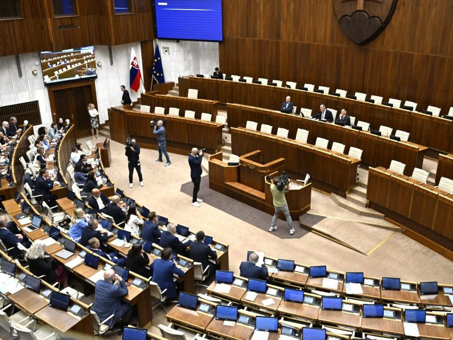 Na ilustračnej snímke parlament SR.