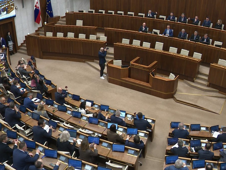 poslanci v parlamente
