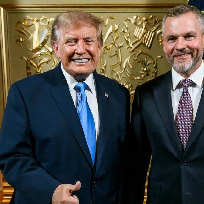 Na snímke Donald Trump a Peter Pellegrini po spoločnom rokovaní.