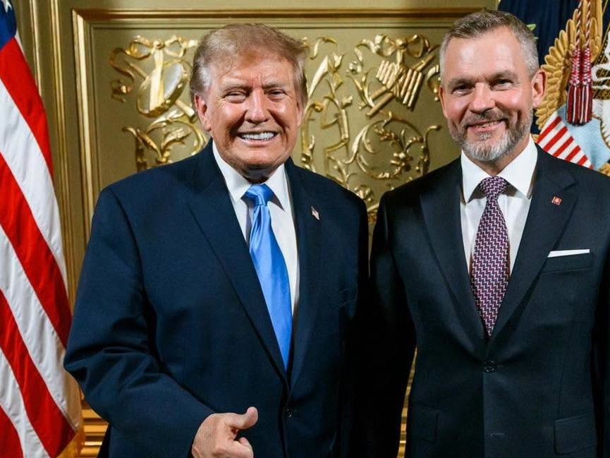 Na snímke Donald Trump a Peter Pellegrini po spoločnom rokovaní.