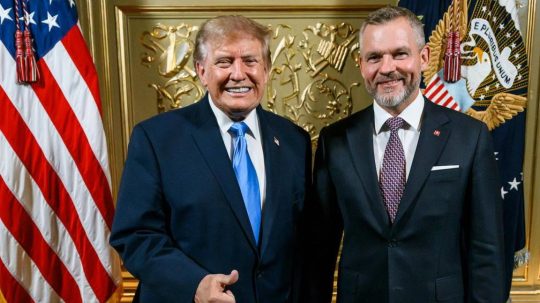 Na snímke Donald Trump a Peter Pellegrini po spoločnom rokovaní.