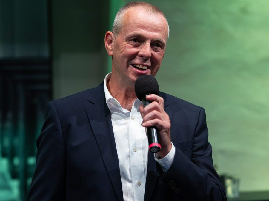 Na snímke znovuzvolený primátor Žiliny Peter Fiabáne sa prihovára vo volebnej centrále.