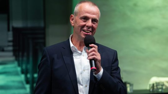 Na snímke znovuzvolený primátor Žiliny Peter Fiabáne sa prihovára vo volebnej centrále.
