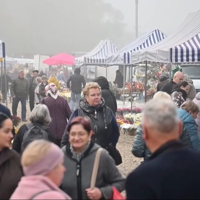 Na snímke ľudia na trhovisku v poľskej Jablonke.